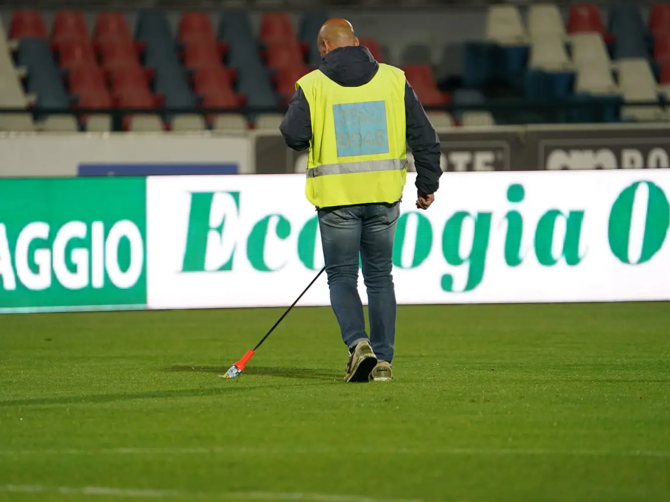 Cosenza-Cesena sospesa dopo neanche un minuto di gioco per lancio di razzi in campo