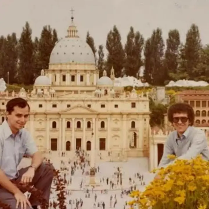 Papa Leone XIV a Leolandia: la foto del 1971 davanti alla San Pietro in miniatura commuove i social\n