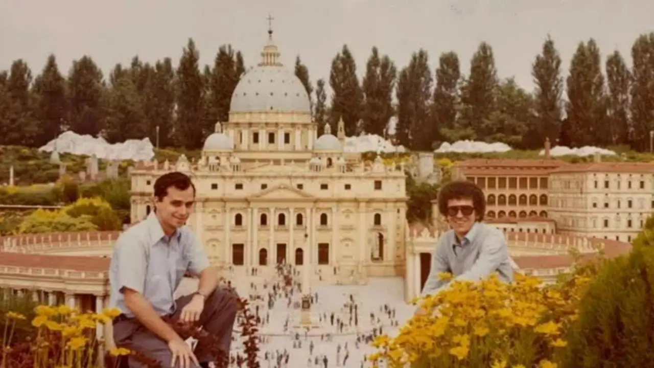 Papa Leone XIV a Leolandia: la foto del 1971 davanti alla San Pietro in miniatura commuove i social