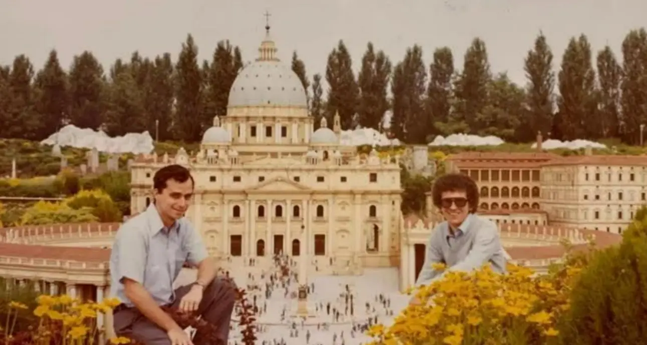 Papa Leone XIV a Leolandia: la foto del 1971 davanti alla San Pietro in miniatura commuove i social\n