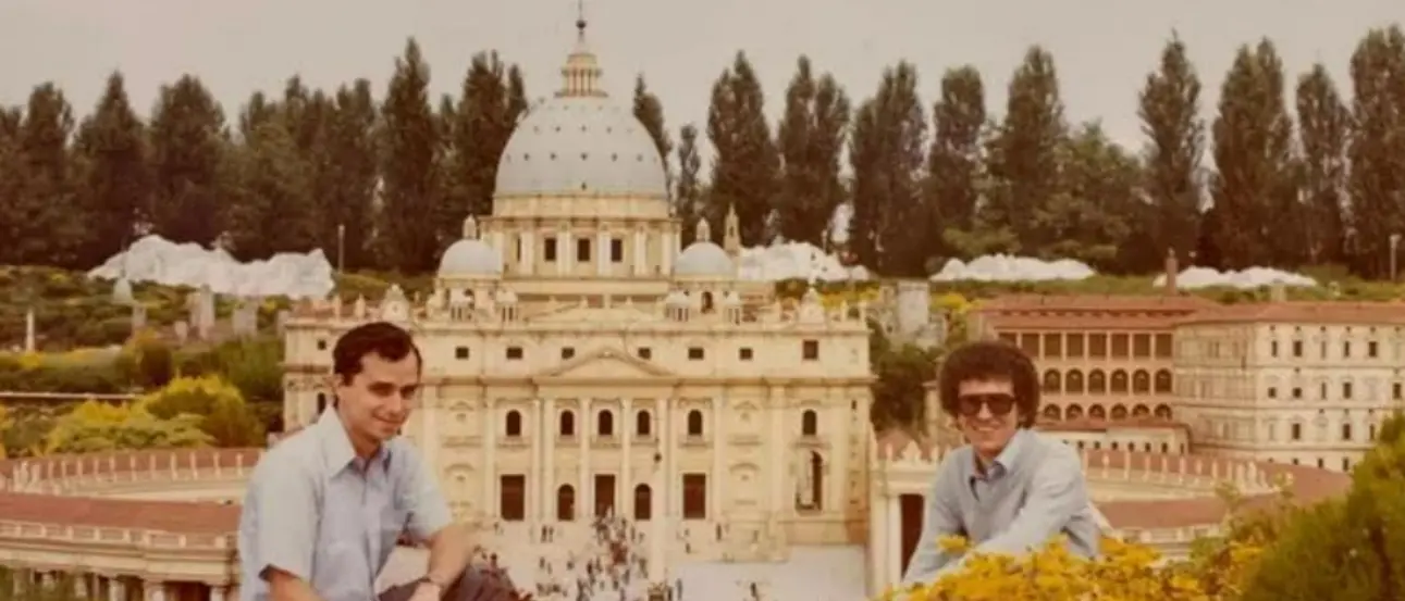 Papa Leone XIV a Leolandia: la foto del 1971 davanti alla San Pietro in miniatura commuove i social\n