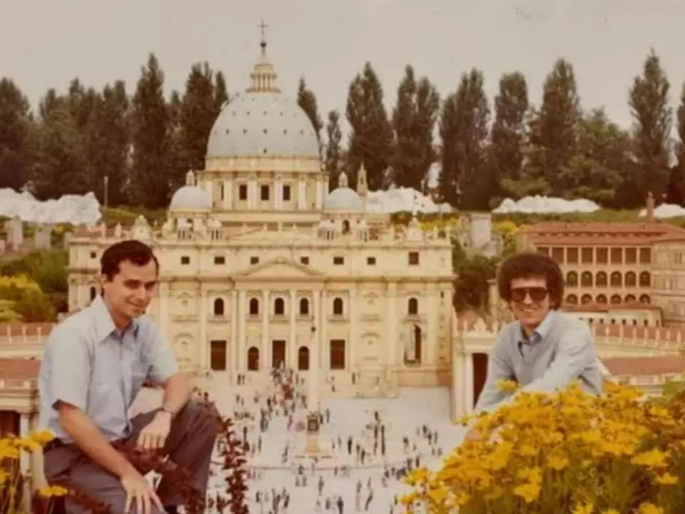 Papa Leone XIV a Leolandia: la foto del 1971 davanti alla San Pietro in miniatura commuove i social