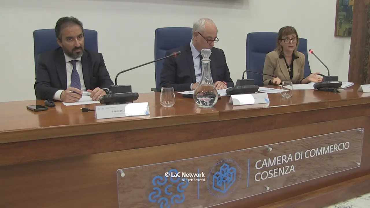 <p>Da sinistra Francesco Billari, Klaus Algieri ed Erminia Giorno</p>\\n