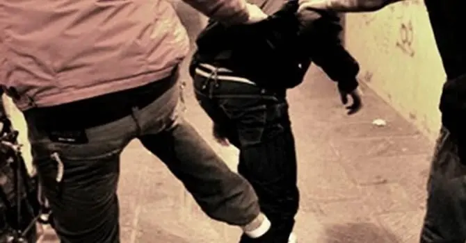 Catanzaro Lido, aggrediscono e feriscono\u00A0il vicino di casa dopo una lite:\u00A0arrestate tre persone, padre e due figli