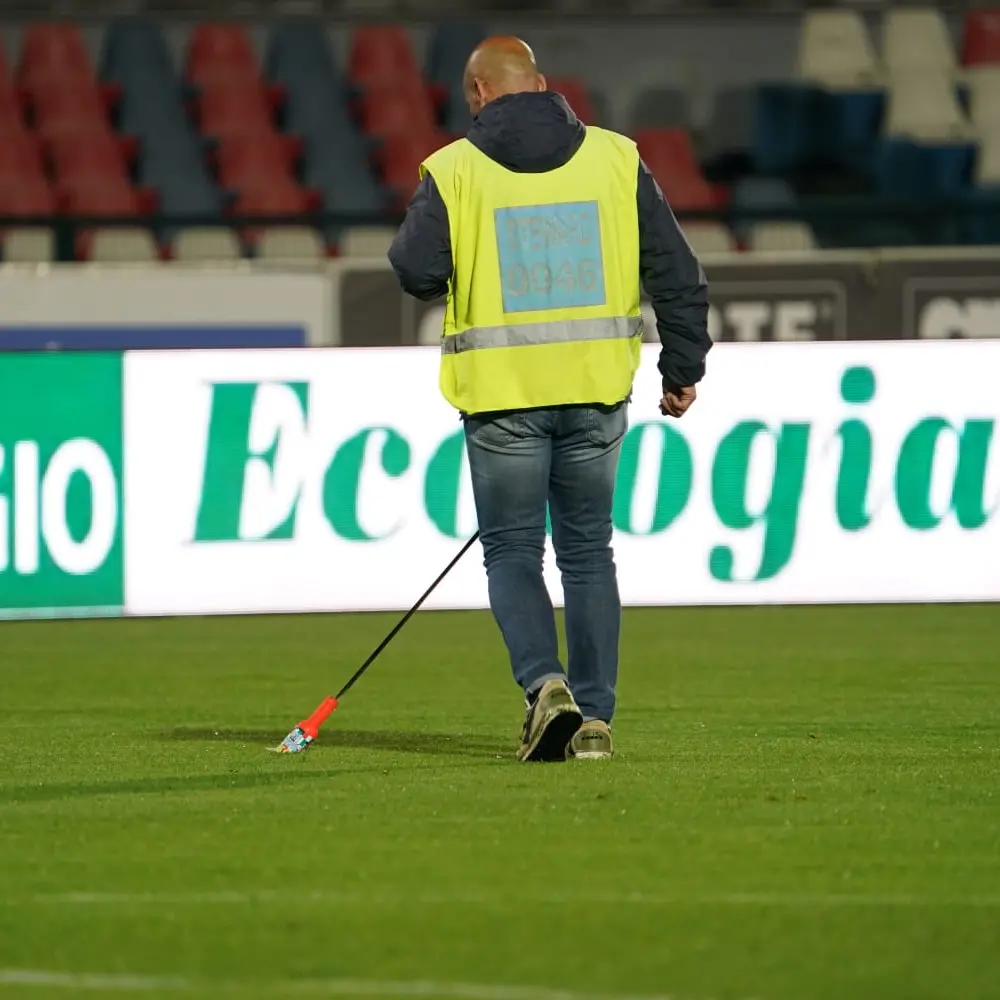 Fumogeni e razzi in campo durante Cosenza-Cesena:\u00A0il giudice sportivo chiede una relazione aggiuntiva\n