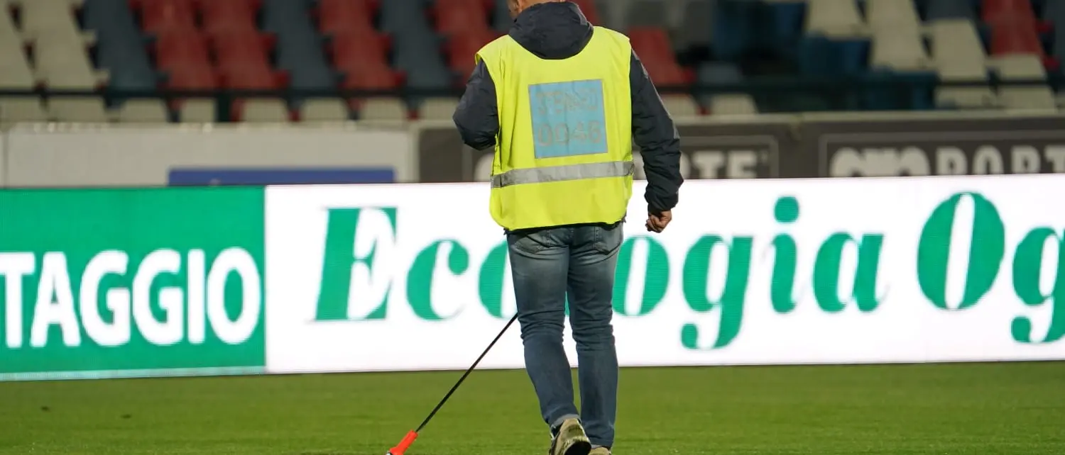 Fumogeni e razzi in campo durante Cosenza-Cesena:\u00A0il giudice sportivo chiede una relazione aggiuntiva\n