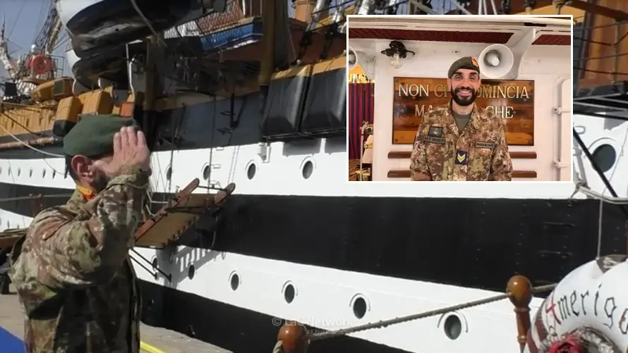<p>Bruno Latella, sottufficiale reggino in servizio sulla nave scuola Amerigo Vespucci,&nbsp;rende il saluto al porto di Reggio Calabria&nbsp;</p>\\n