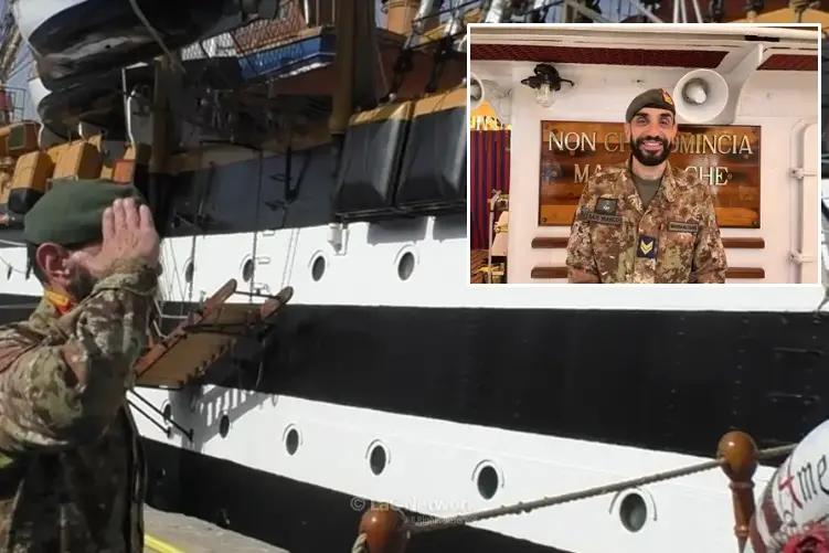 <p>Bruno Latella, sottufficiale reggino in servizio sulla nave scuola Amerigo Vespucci,&nbsp;rende il saluto al porto di Reggio Calabria&nbsp;</p>\\n