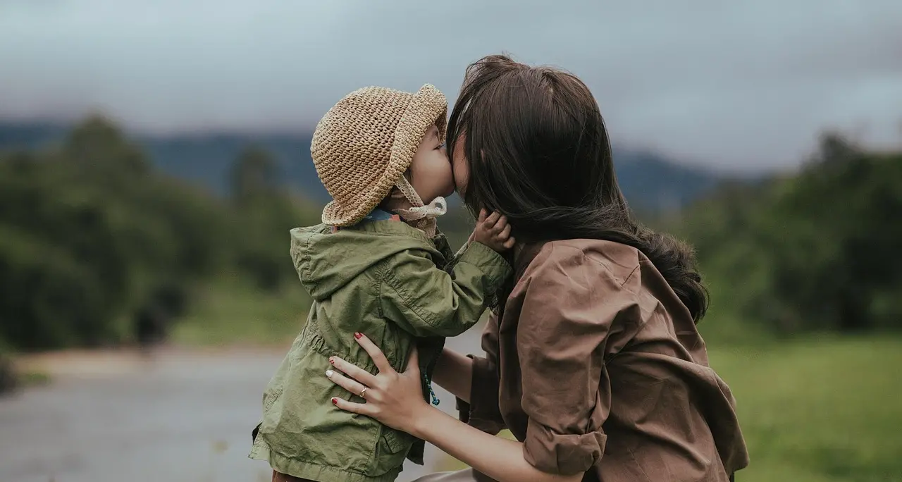 “Mamma, solo per te la mia canzone vola”: la colonna sonora di un amore eterno\n