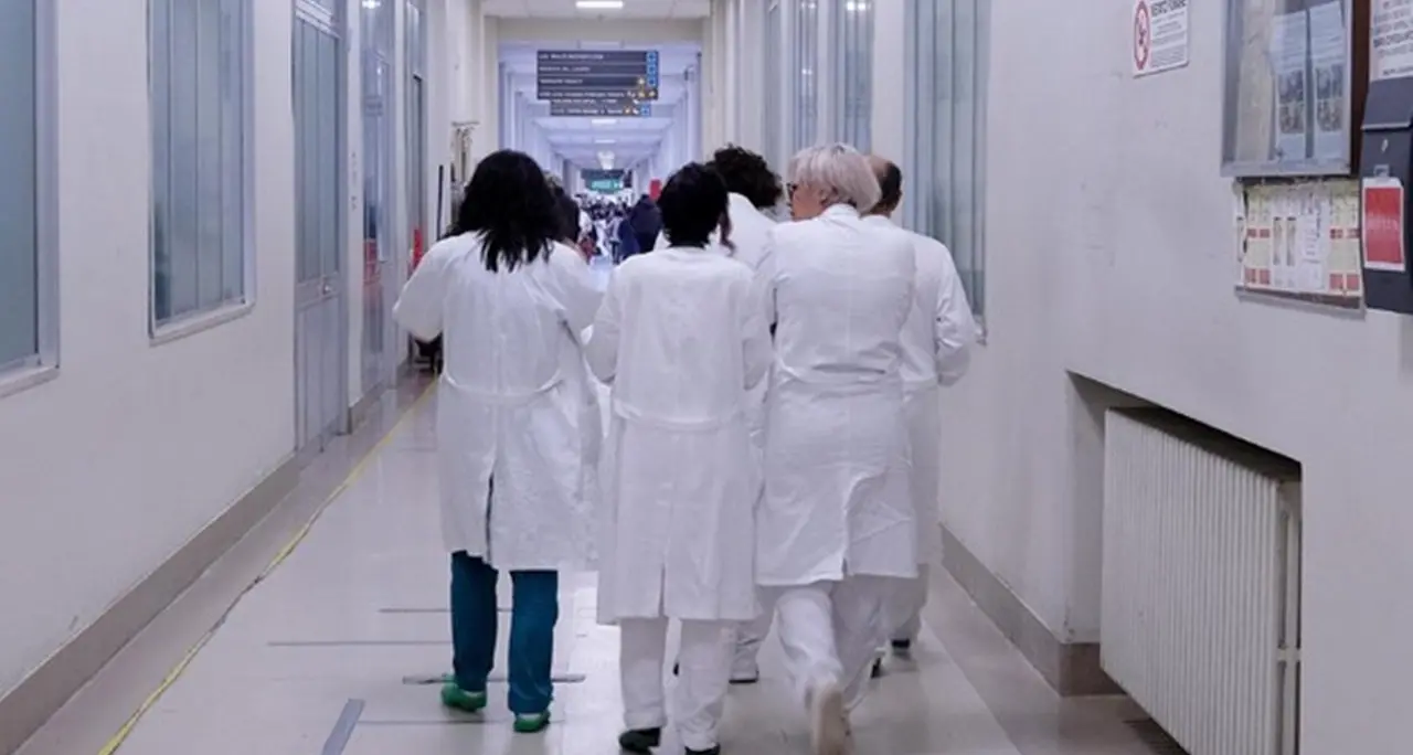 Sanità pubblica svenduta, pazienti diventati numeri e i medici strumenti per guadagnare: non è crisi del Ssn ma una scelta politica\n