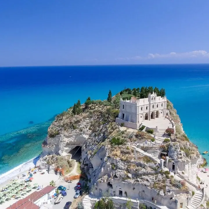 Estate 2025, la Calabria tra le mete emergenti: attesi 2,4 milioni di arrivi e un giro d’affari per 1,3 miliardi
