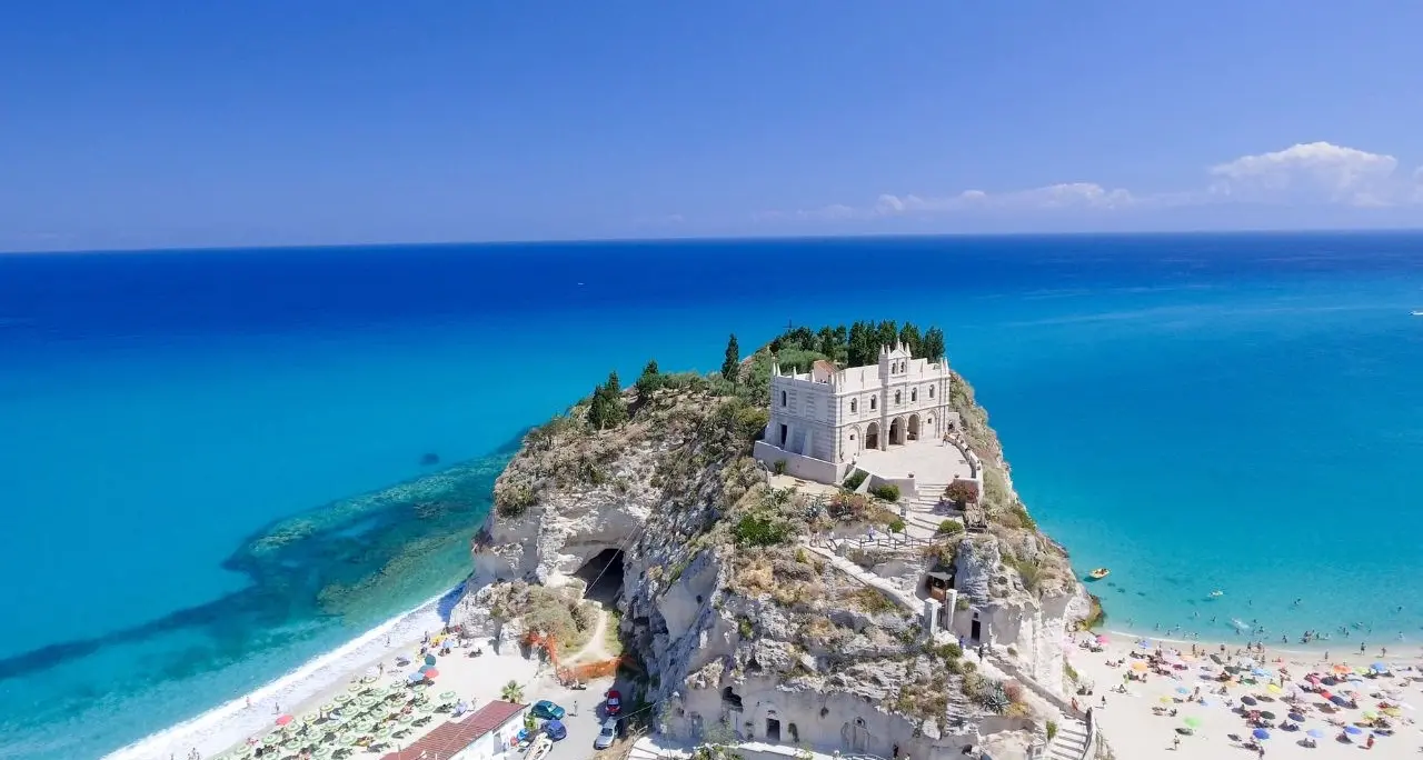 Estate 2025, la Calabria tra le mete emergenti: attesi 2,4 milioni di arrivi e un giro d’affari per 1,3 miliardi