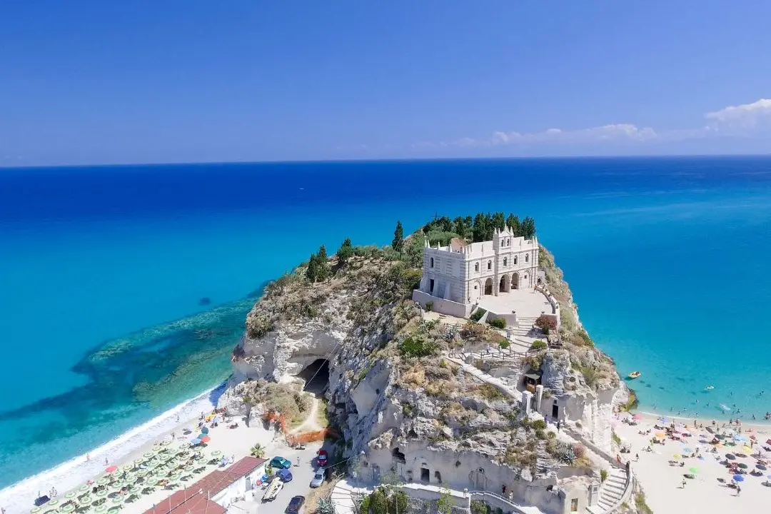 <p>Tropea, uno dei simboli del turismo calabrese</p>\\n