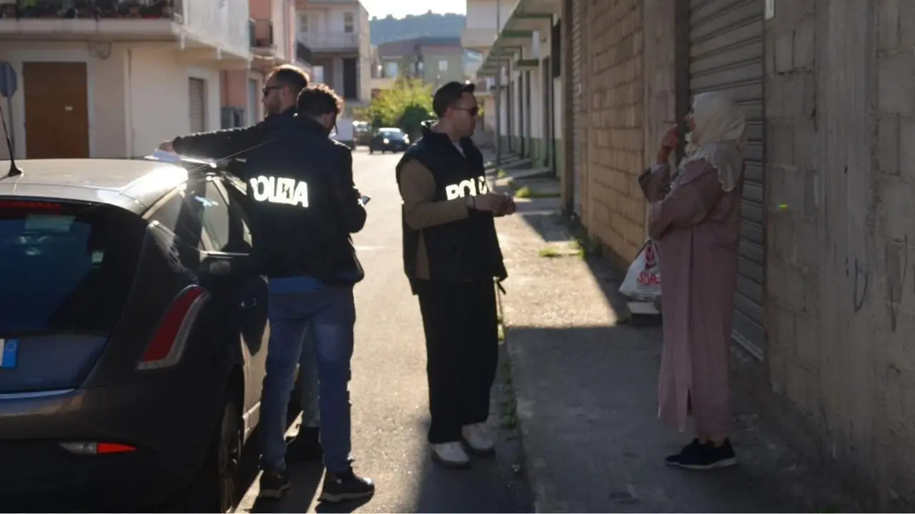 Crotone, controlli straordinari della polizia in città e provincia: 94 espulsioni. Da inizio anno\u00A0rilasciati quasi\u00A03mila\u00A0permessi di soggiorno