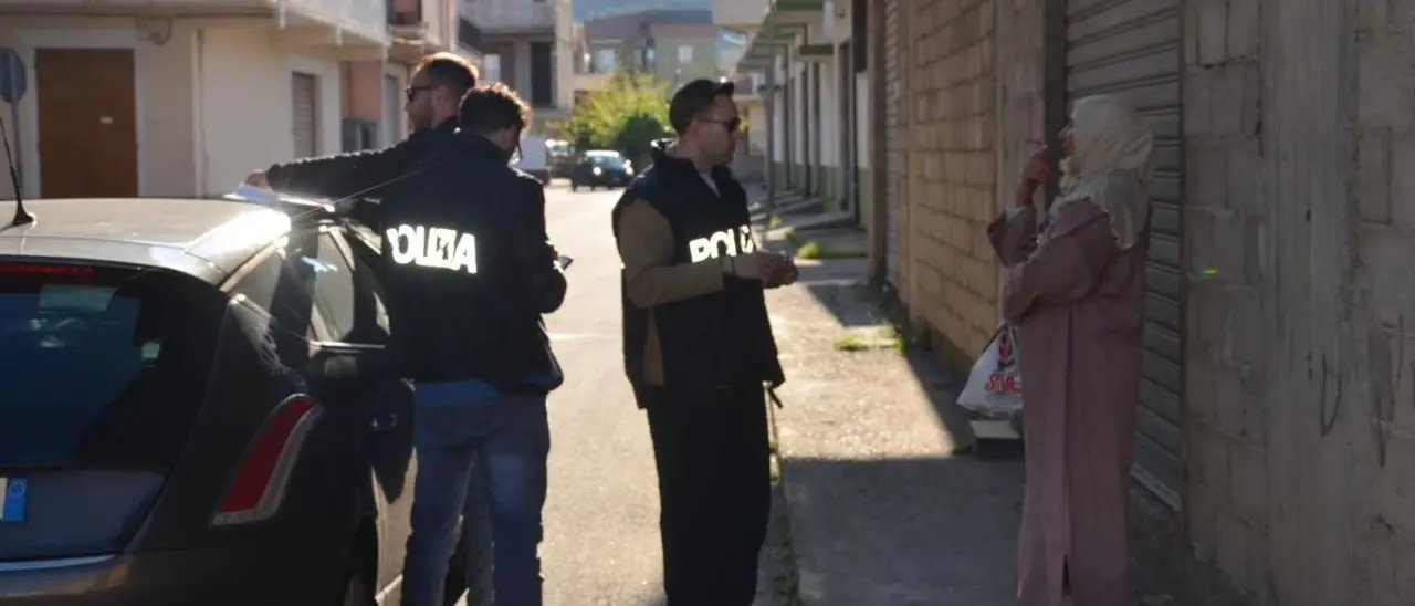 Crotone, controlli straordinari della polizia in città e provincia: 94 espulsioni. Da inizio anno\u00A0rilasciati quasi\u00A03mila\u00A0permessi di soggiorno