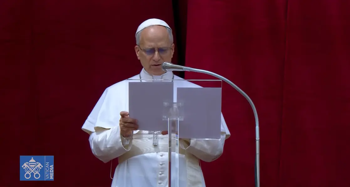 Papa Leone XlV sulla Loggia di San Pietro per il primo Regina Coeli: «Mi rivolgo ai grandi del mondo, mai più la guerra»