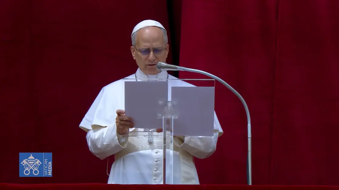 Papa Leone XlV sulla Loggia di San Pietro per il primo Regina Coeli: «Mi rivolgo ai grandi del mondo, mai più la guerra»