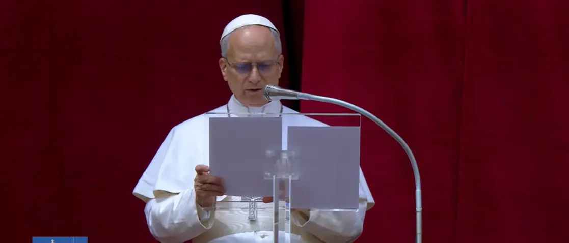 Papa Leone XlV sulla Loggia di San Pietro per il primo Regina Coeli: «Mi rivolgo ai grandi del mondo, mai più la guerra»