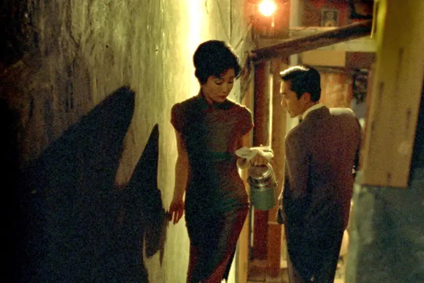 <p>Una scena del film In the Mood for Love. Nella pellicola due vicini di casa scoprono che i loro coniugi sono amanti e si innamorano a loro volta senza trovare il coraggio di vivere quell&#39;amore</p>\\n