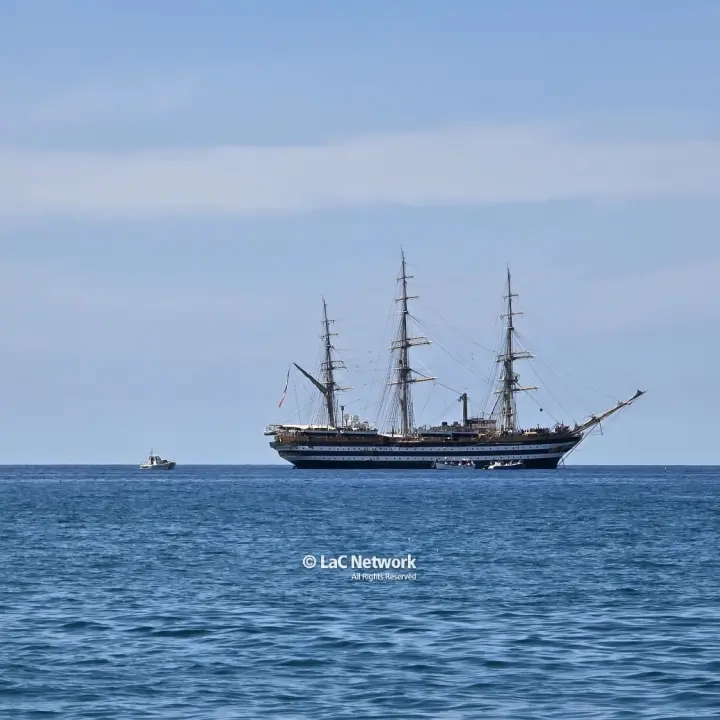 Ultima tappa per l’Amerigo Vespucci in Calabria, a Scalea\u00A0in centinaia per ammirare la nave più bella del mondo\n