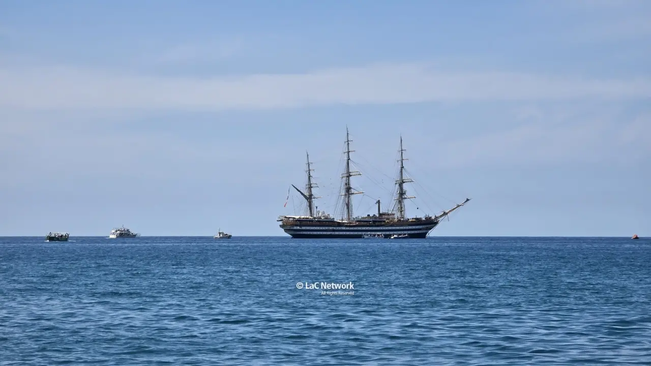 Ultima tappa per l’Amerigo Vespucci in Calabria, a Scalea\u00A0in centinaia per ammirare la nave più bella del mondo\n