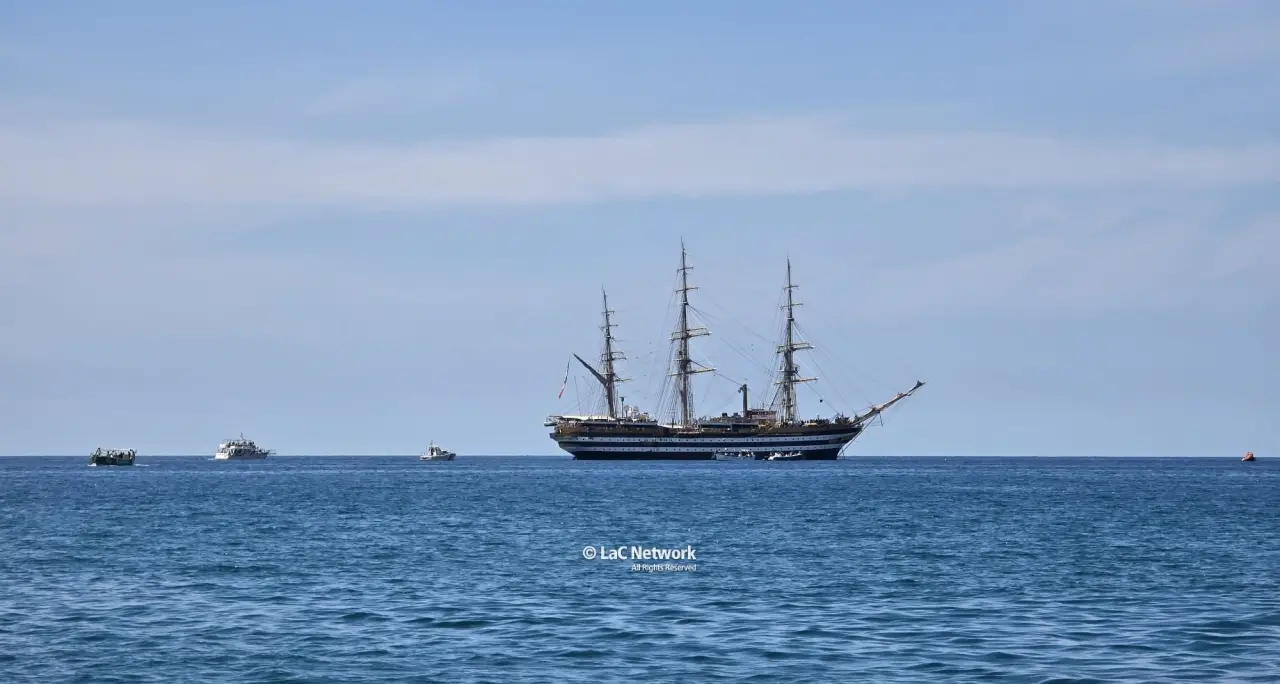 Ultima tappa per l’Amerigo Vespucci in Calabria, a Scalea\u00A0in centinaia per ammirare la nave più bella del mondo\n