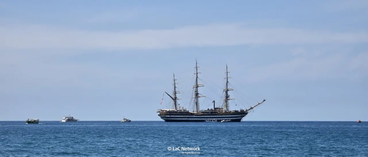 Ultima tappa per l’Amerigo Vespucci in Calabria, a Scalea\u00A0in centinaia per ammirare la nave più bella del mondo\n