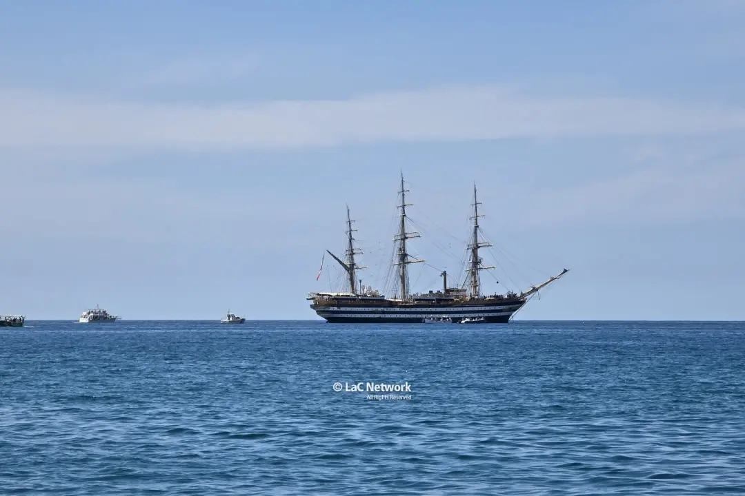 <p>La nave Amerigo Vespucci sosta al largo di Scalea</p>\\n