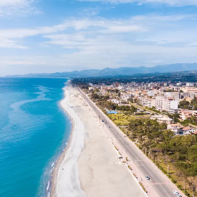 Spiagge, la Calabria corre in ritardo sulle concessioni: gare, indennizzi e regole ancora da chiarire
