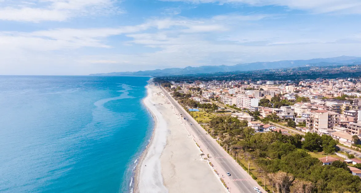 Spiagge, la Calabria corre in ritardo sulle concessioni: gare, indennizzi e regole ancora da chiarire