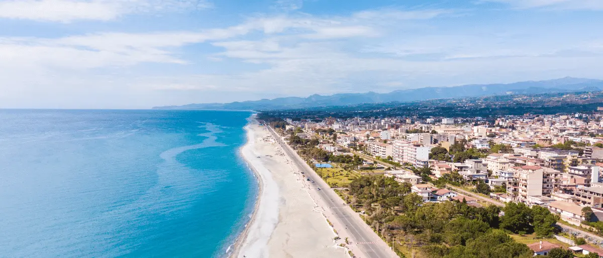 Spiagge, la Calabria corre in ritardo sulle concessioni: gare, indennizzi e regole ancora da chiarire