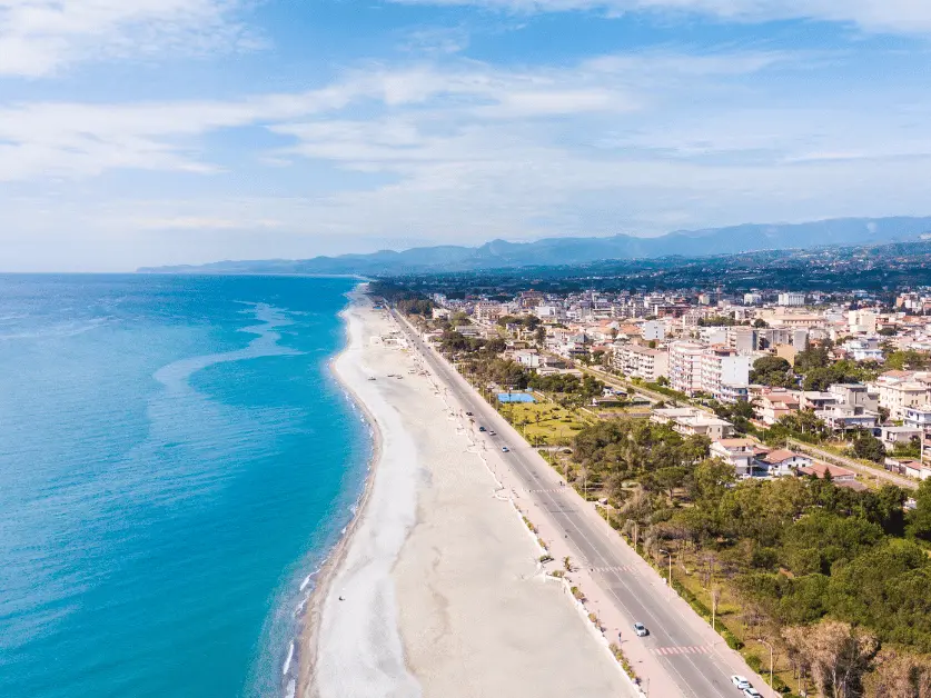 Spiagge, la Calabria corre in ritardo sulle concessioni: gare, indennizzi e regole ancora da chiarire