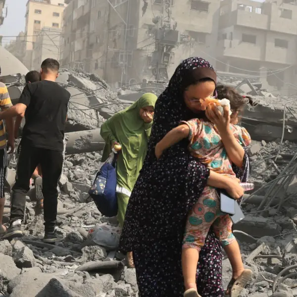 Una madre a Gaza: le lacrime di una generazione che trema davanti alle bombe\n