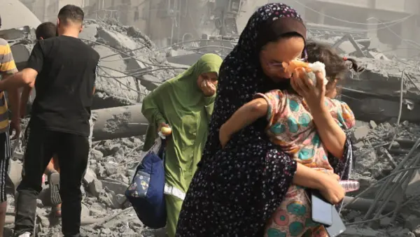 <p>Una madre a Gaza (foto Amnesty International)</p>\\n