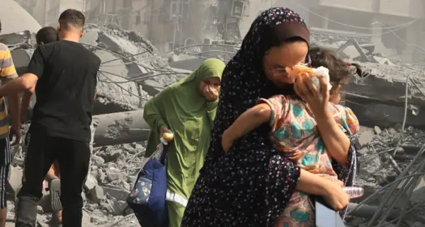 Una madre a Gaza: le lacrime di una generazione che trema davanti alle bombe\n