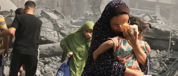 Una madre a Gaza: le lacrime di una generazione che trema davanti alle bombe\n