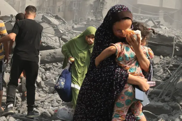 <p>Una madre a Gaza (foto Amnesty International)</p>\\n