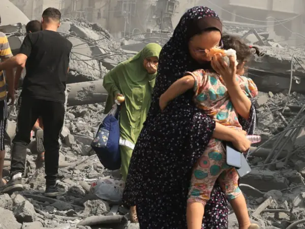 Una madre a Gaza: le lacrime di una generazione che trema davanti alle bombe