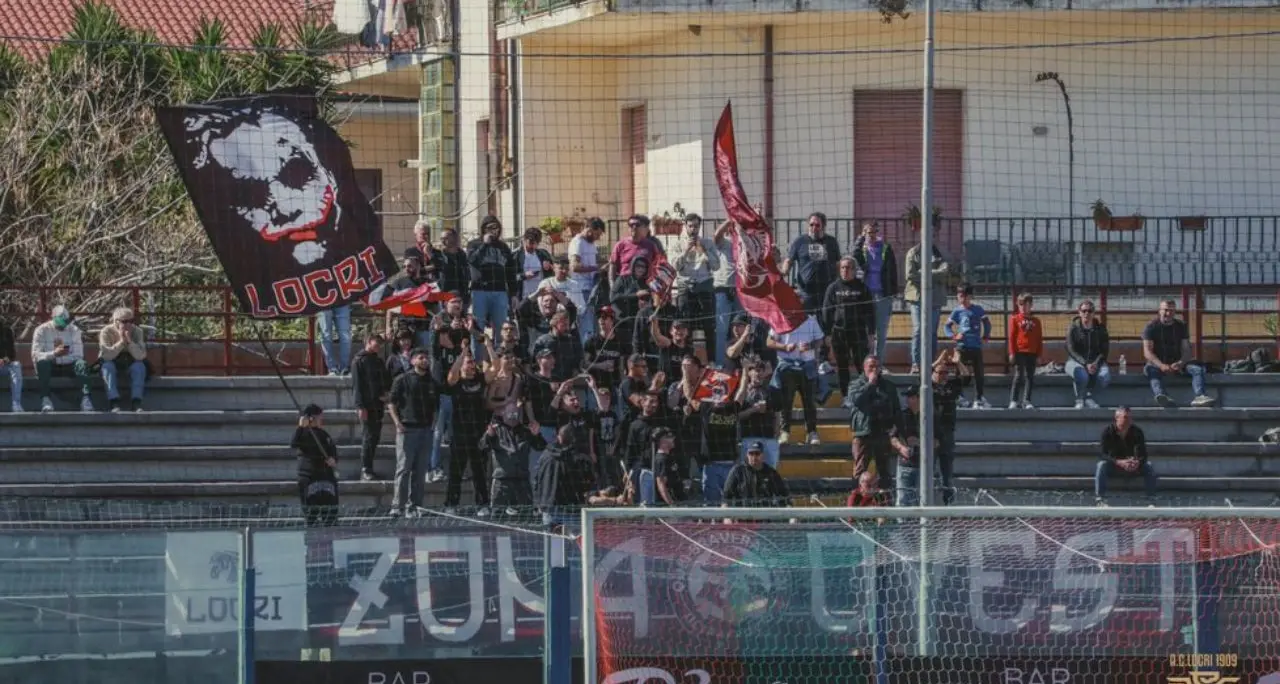 Dilettanti, futuro incerto per il Locri che annuncia l'azzeramento delle cariche societarie: «Aperti anche alla cessione della società»\n
