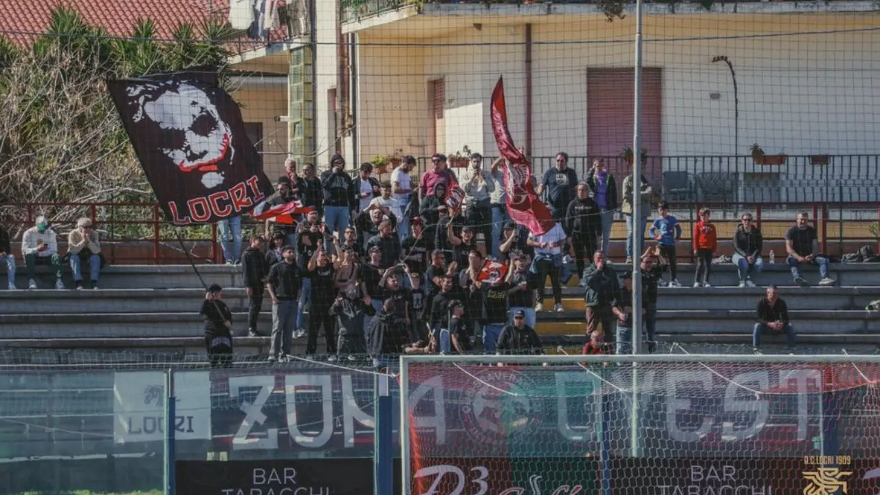 Dilettanti, futuro incerto per il Locri che annuncia l'azzeramento delle cariche societarie: «Aperti anche alla cessione della società»\n