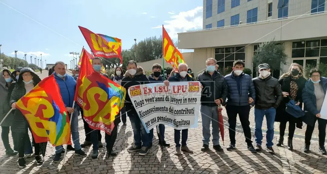 Taglio ai fondi regionali per i lavoratori ex Lsu/Lpu calabresi, la Cgil pronta a scendere in piazza\n