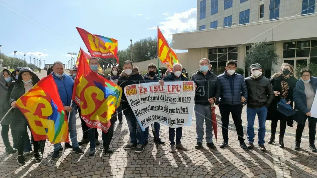 Taglio ai fondi regionali per i lavoratori ex Lsu/Lpu calabresi, la Cgil pronta a scendere in piazza\n