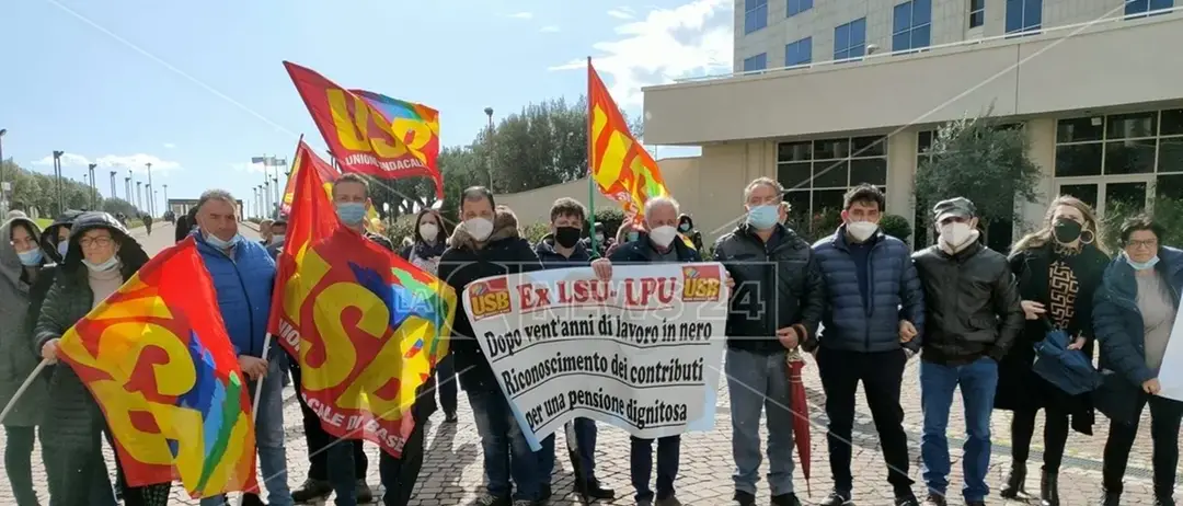 Taglio ai fondi regionali per i lavoratori ex Lsu/Lpu calabresi, la Cgil pronta a scendere in piazza\n