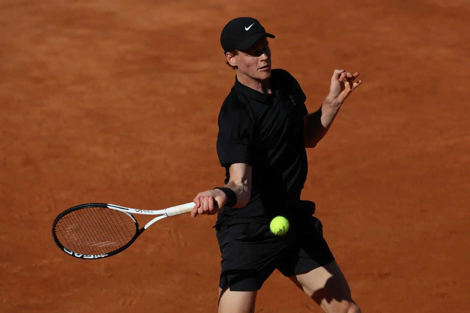 Tennis, Sinner batte De Jong e prosegue la sua corsa agli Internazionali d'Italia