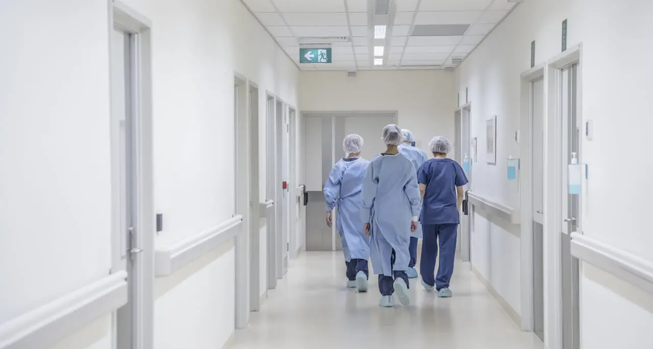 «Poveri, umiliati e stremati»: in Italia mancano 65mila infermieri. In Calabria gli stipendi più bassi\n