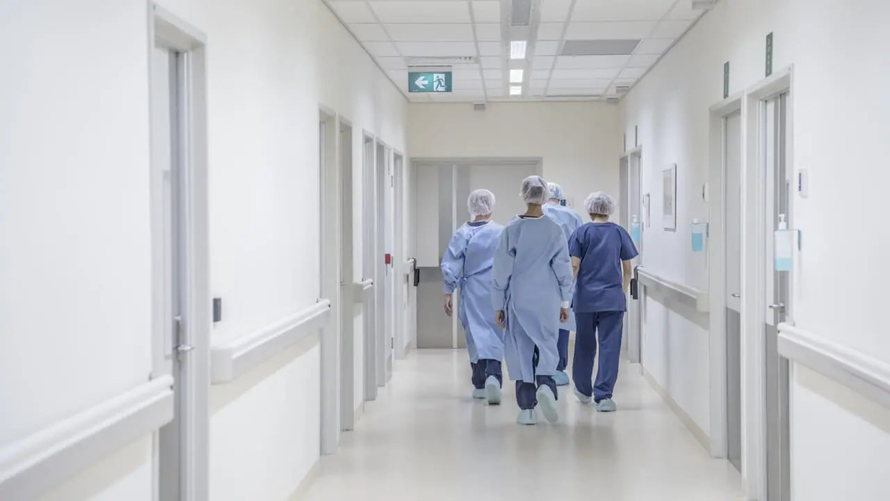 «Poveri, umiliati e stremati»: in Italia mancano 65mila infermieri. In Calabria gli stipendi più bassi\n