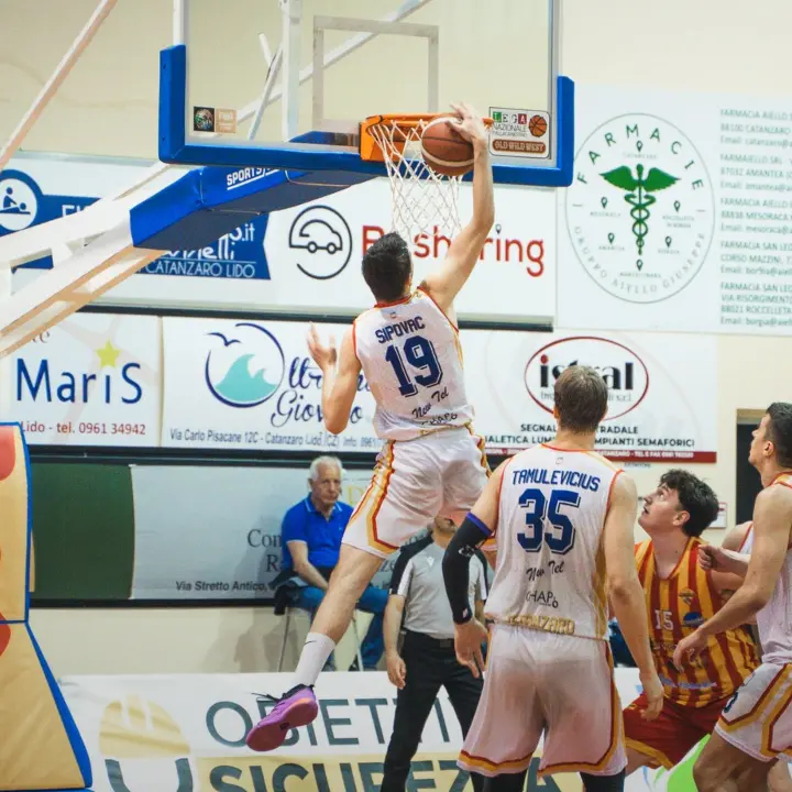 Basket Calabria, Rende e Catanzaro meritatamente salve in Serie B. La Viola Reggio affonda a Monopoli\n