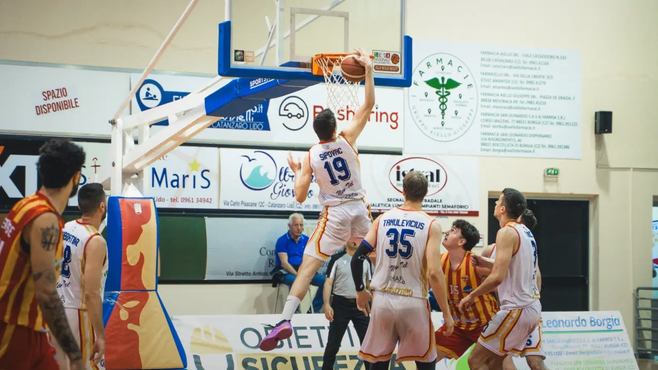 Basket Calabria, Rende e Catanzaro meritatamente salve in Serie B. La Viola Reggio affonda a Monopoli\n
