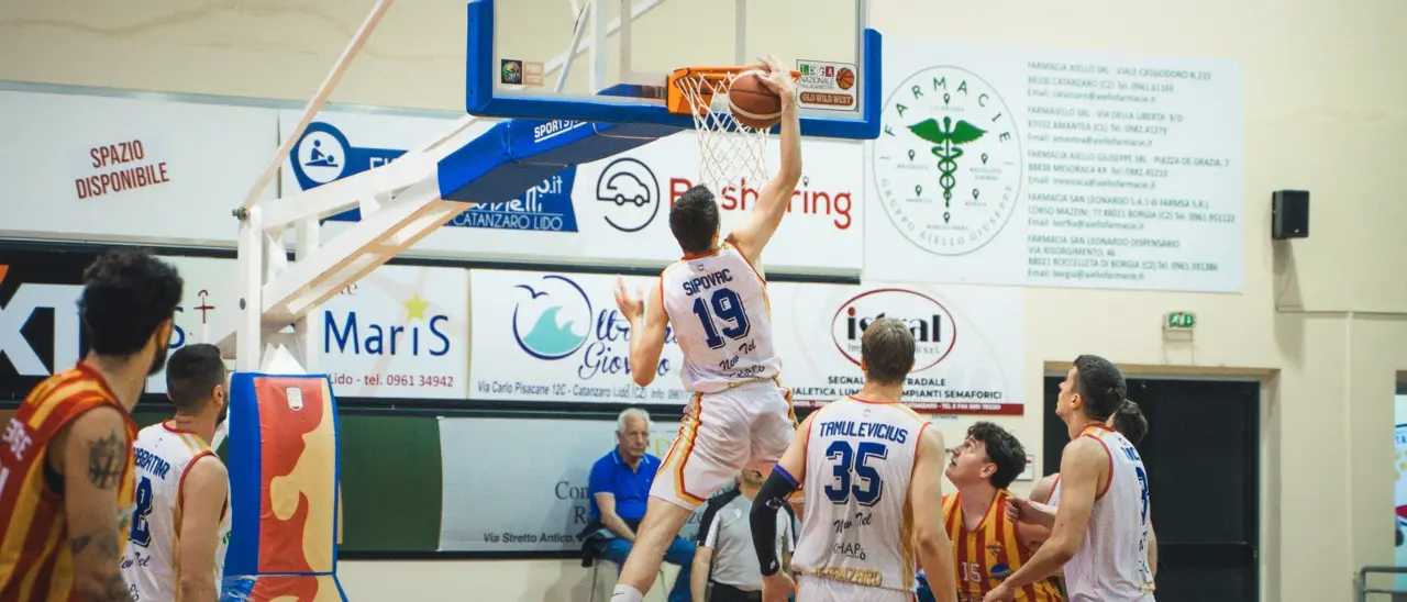 Basket Calabria, Rende e Catanzaro meritatamente salve in Serie B. La Viola Reggio affonda a Monopoli\n