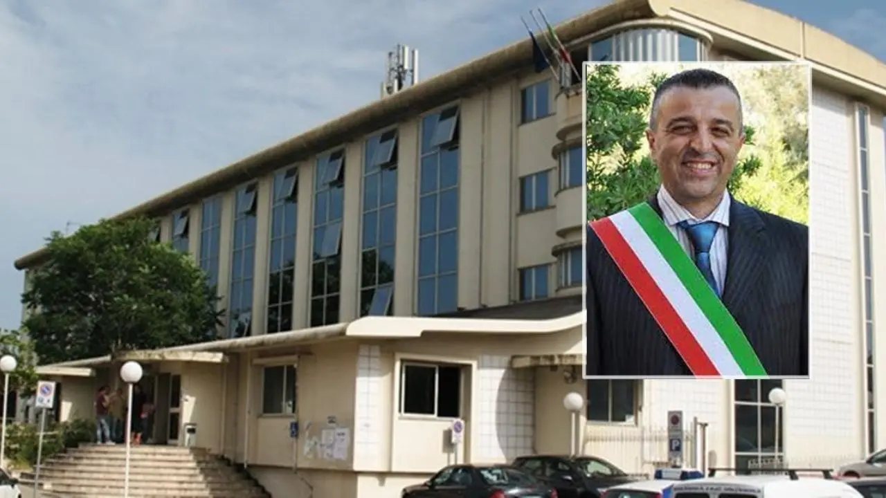 <p>La sede della Provincia di Vibo, nel riquadro il presidente L&#39;Andolina</p>\\n